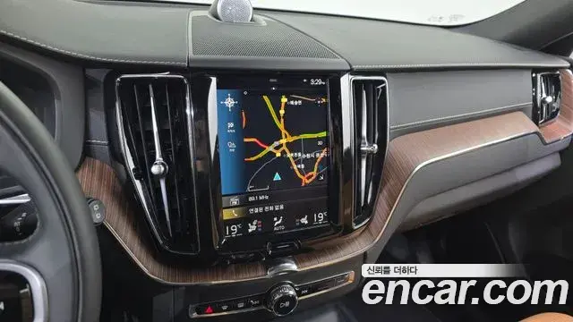 Volvo XC60 2021 — ფოტო 27/38