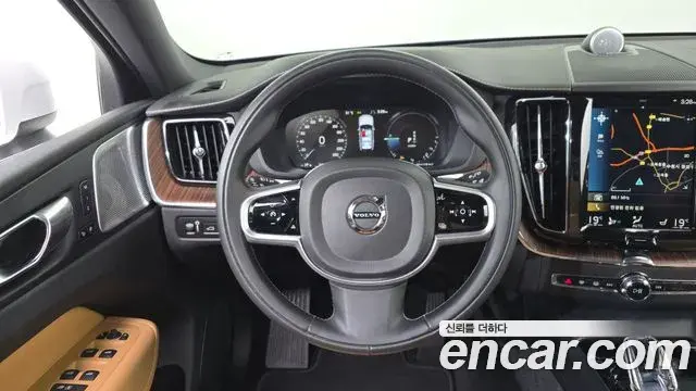 Volvo XC60 2021 — ფოტო 5/38