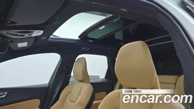 Volvo XC60 2021 — ფოტო 33/38