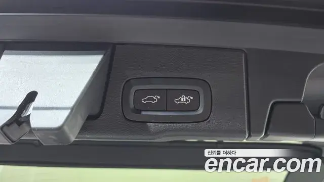 Volvo XC60 2021 — ფოტო 17/38