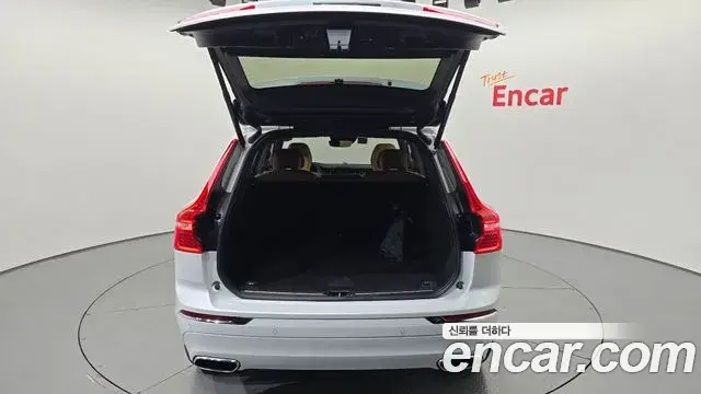 Volvo XC60 2021 — ფოტო 25/38