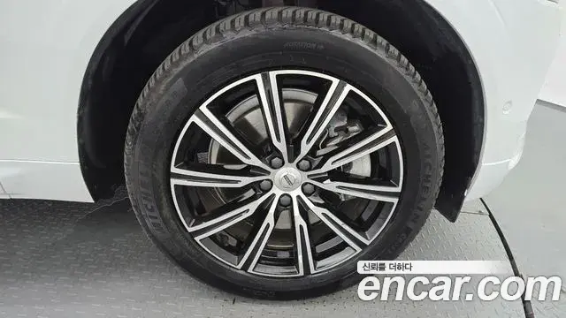Volvo XC60 2021 — ფოტო 22/38