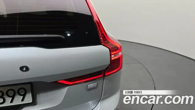 Volvo XC60 2021 — ფოტო 7/38