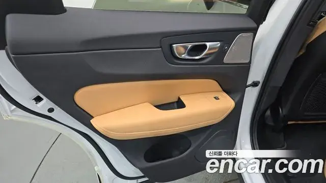 Volvo XC60 2021 — ფოტო 31/38