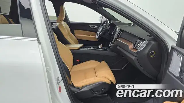 Volvo XC60 2021 — ფოტო 4/38