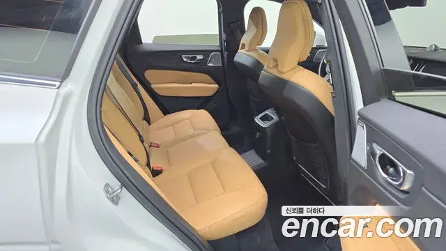 Volvo XC60 2021 — ფოტო 34/38