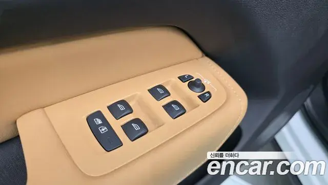 Volvo XC60 2021 — ფოტო 28/38