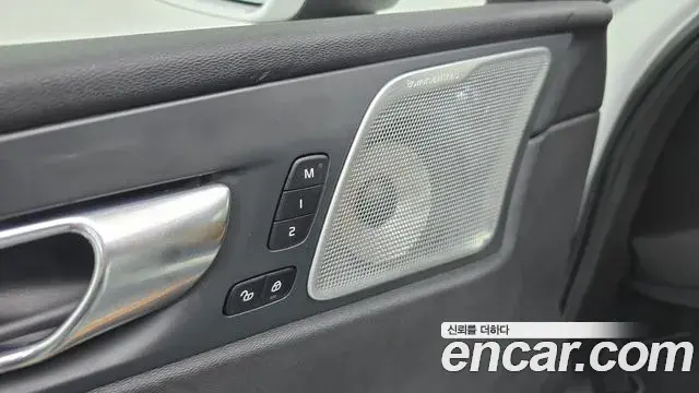 Volvo XC60 2021 — ფოტო 26/38