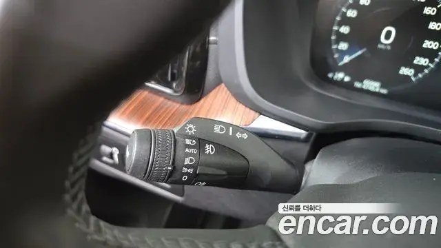 Volvo XC60 2021 — ფოტო 8/38