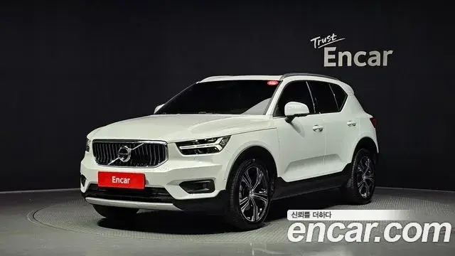 Volvo XC40 2020 — Фото 1/20