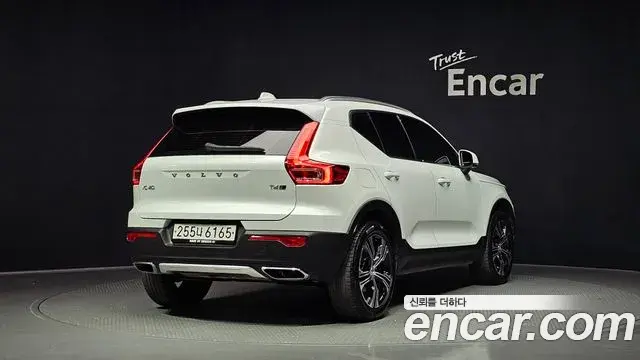 Volvo XC40 2020 — Фото 2/20
