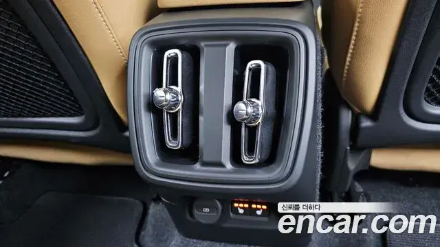 Volvo XC40 2020 — Фото 19/20