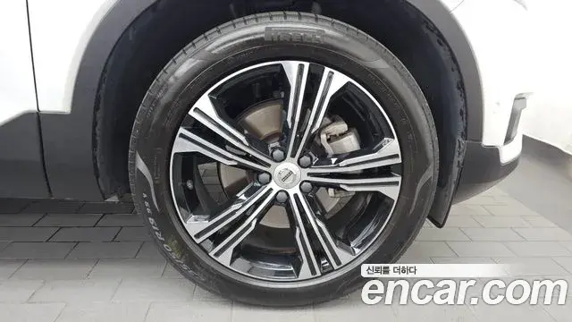 Volvo XC40 2020 — ფოტო 2/30