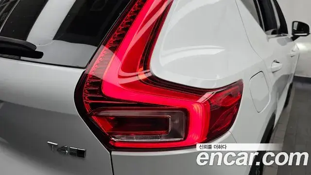 Volvo XC40 2020 — ფოტო 26/30