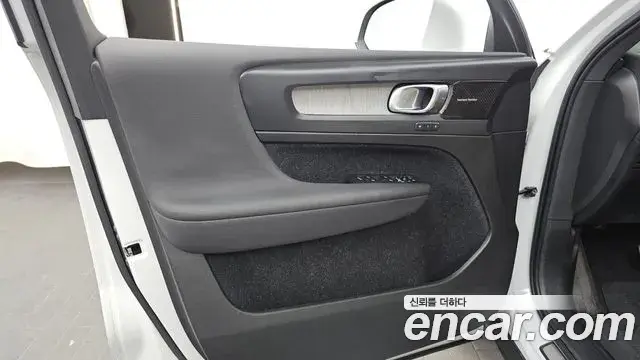 Volvo XC40 2020 — ფოტო 27/30