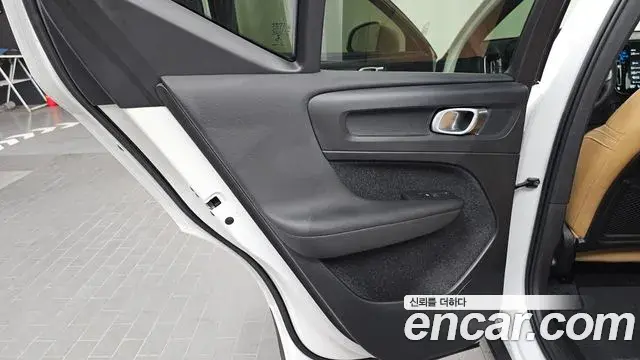 Volvo XC40 2020 — ფოტო 6/30