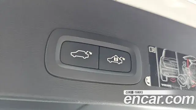 Volvo XC40 2020 — ფოტო 14/30