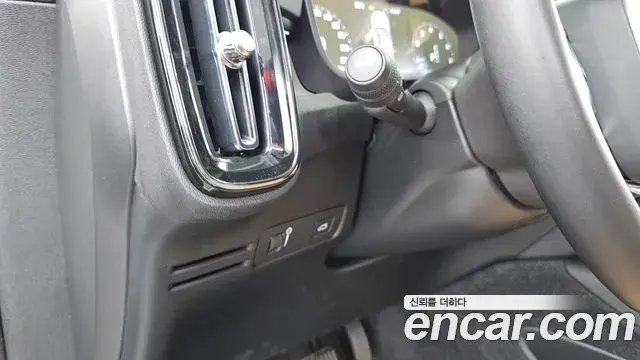 Volvo XC40 2020 — ფოტო 8/30
