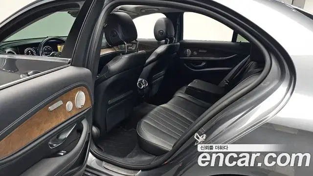 Mercedes-Benz E-Class 2020 — Фото 11/20