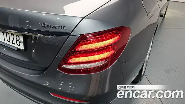 Mercedes-Benz E-Class 2020 — Photo 28/35