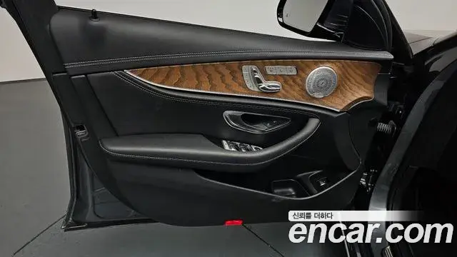 Mercedes-Benz E-Class 2020 — Photo 26/35
