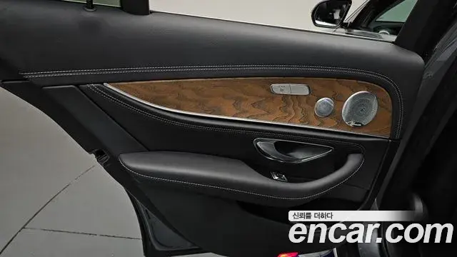Mercedes-Benz E-Class 2020 — Photo 29/35