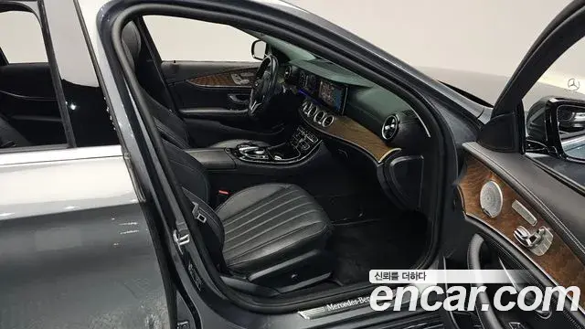 Mercedes-Benz E-Class 2020 — Photo 7/35