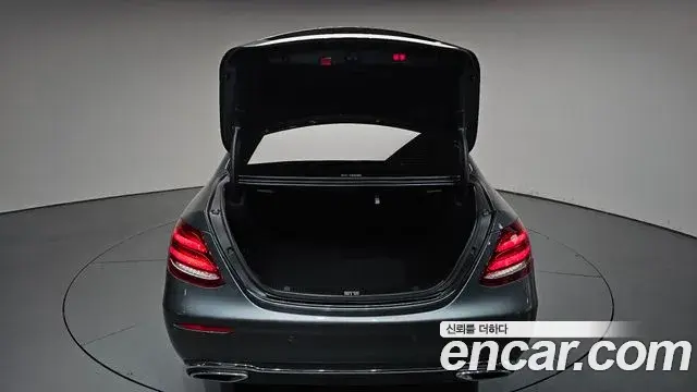 Mercedes-Benz E-Class 2020 — Photo 33/35