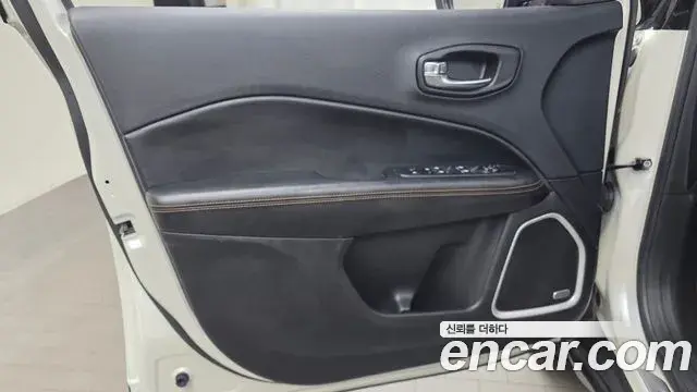 Jeep Compass 2019 — Şəkil 32/34
