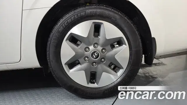 Hyundai Staria 2025 — ფოტო 28/34