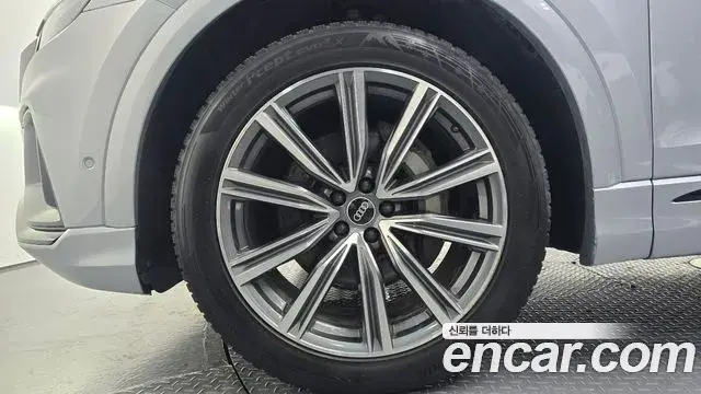 Audi Q8 2021 — ფოტო 23/32