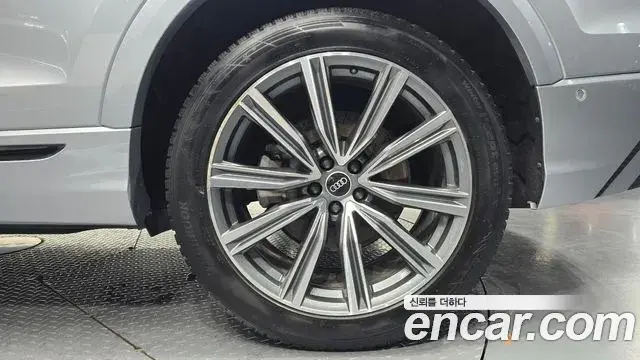 Audi Q8 2021 — ფოტო 27/32