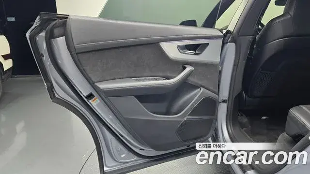 Audi Q8 2021 — ფოტო 25/32