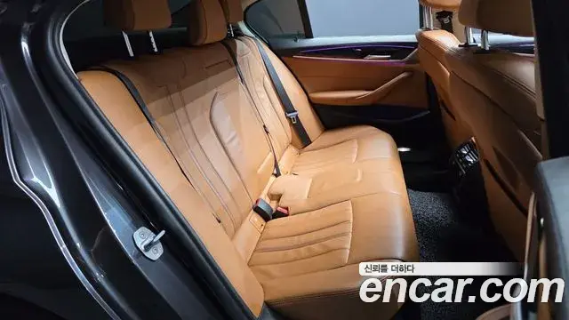 BMW 5 Series 2019 — ფოტო 28/31