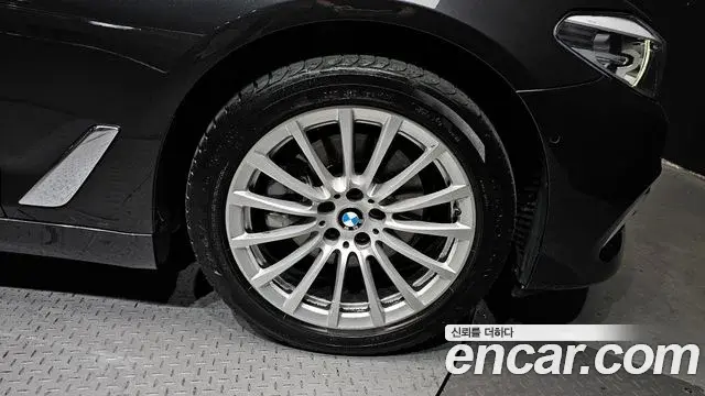 BMW 5 Series 2019 — ფოტო 26/31