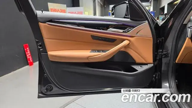 BMW 5 Series 2019 — ფოტო 22/31