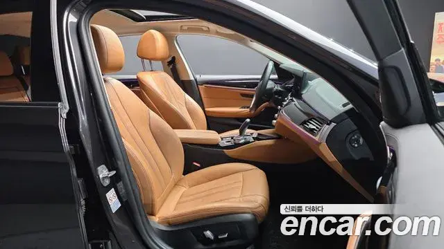 BMW 5 Series 2019 — ფოტო 27/31