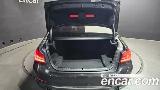BMW 5 Series 2019 — ფოტო 10/31