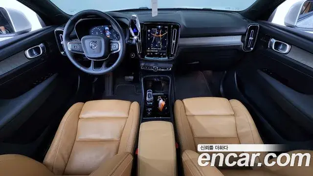Volvo XC40 2021 — Photo 8/20