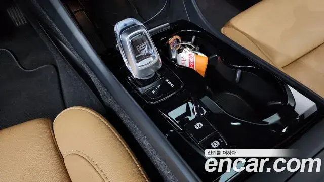Volvo XC40 2021 — Photo 2/20
