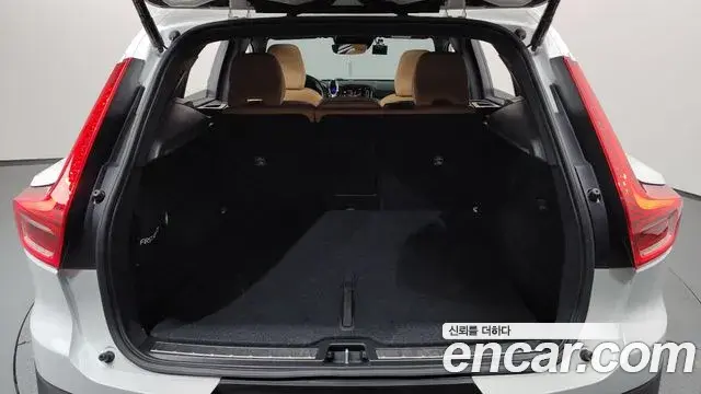 Volvo XC40 2021 — Photo 19/20