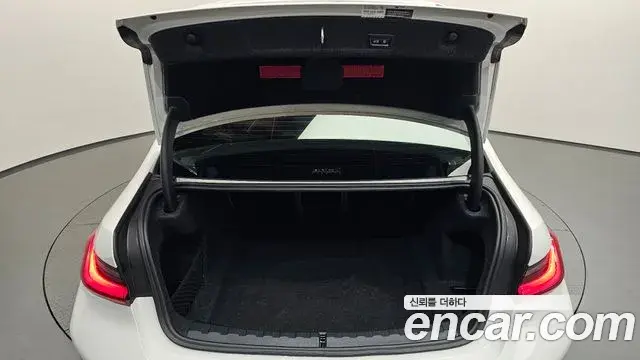 BMW 3 Series 2024 — ფოტო 28/34