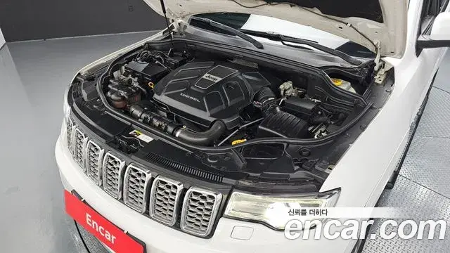Jeep Grand Cherokee 2018 — ფოტო 9/20