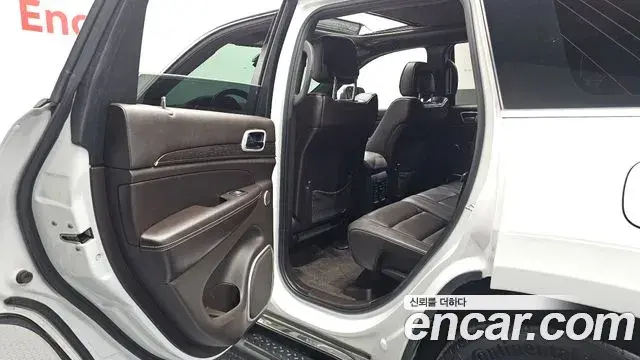 Jeep Grand Cherokee 2018 — ფოტო 14/20