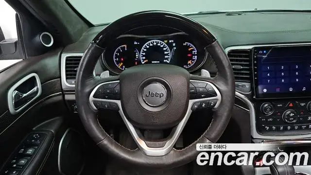 Jeep Grand Cherokee 2018 — ფოტო 7/20