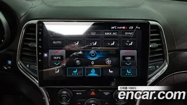 Jeep Grand Cherokee 2018 — ფოტო 18/20