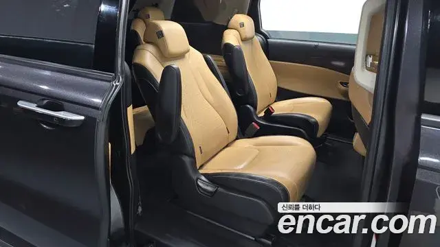 Kia Carnival 2021 — Şəkil 23/35