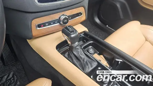Volvo XC90 2020 — ფოტო 11/20