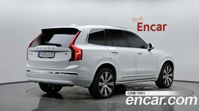 Volvo XC90 2022 — ფოტო 27/35