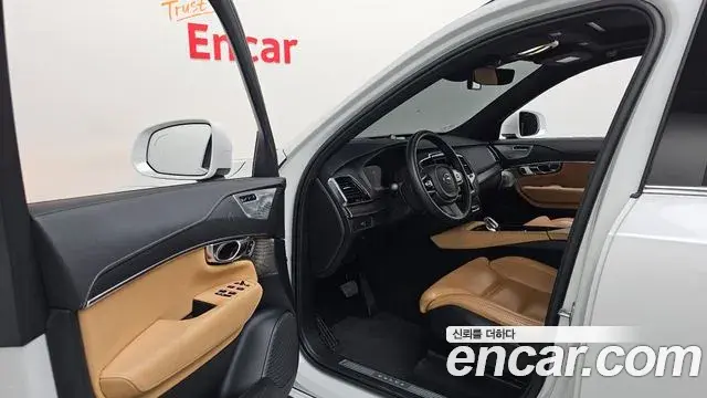 Volvo XC90 2022 — ფოტო 7/35